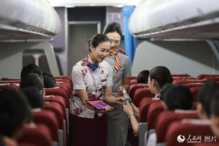 重庆:"空姐""动姐" 携手开展服务礼仪培训备战暑运